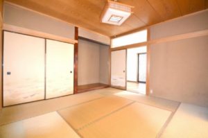 予算別!古い砂壁をリフォームする3つの方法【クロス・漆喰・塗装】