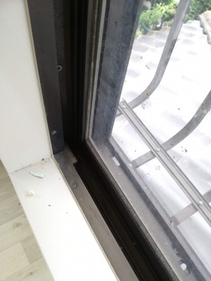 窓サッシ