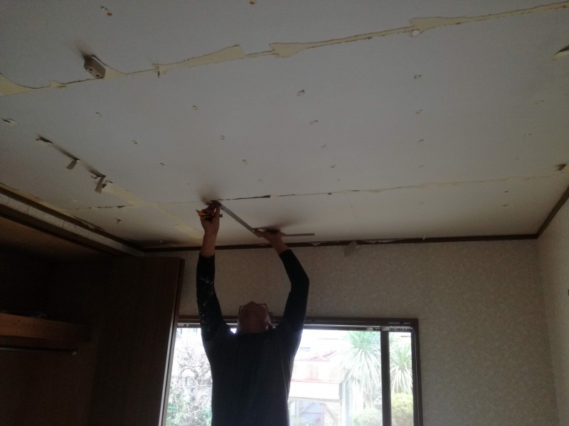 職人さんによる天井解体