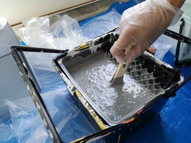 上塗りペンキの準備