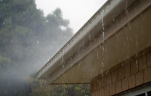 雨樋修理を徹底解説!足場・雨樋・集水器・金具の各費用相場について