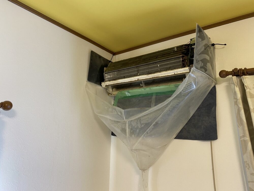 洗浄中のエアコン