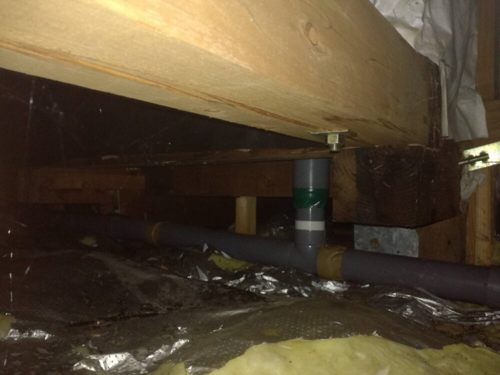 天井裏の排水管