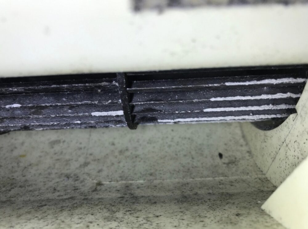 クリーニング前のエアコン